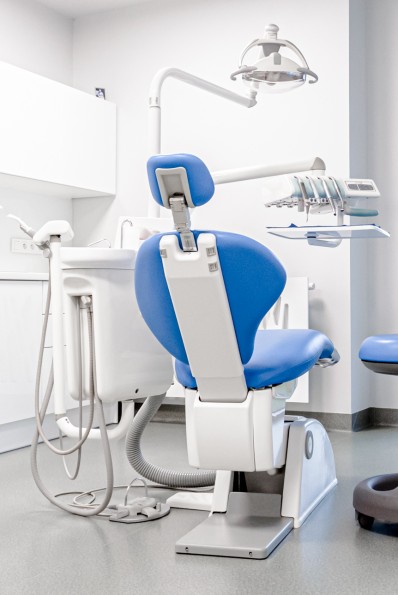 Współczesna ortodoncja przy wykorzystaniu nowoczesnego sprzętu, doskonaleniu stosowanych technik i materiałów pozwala na skuteczne i nieinwazyjne leczenie nieprawidłowości estetyczno-zgryzowych pacjentów w każdym wieku.